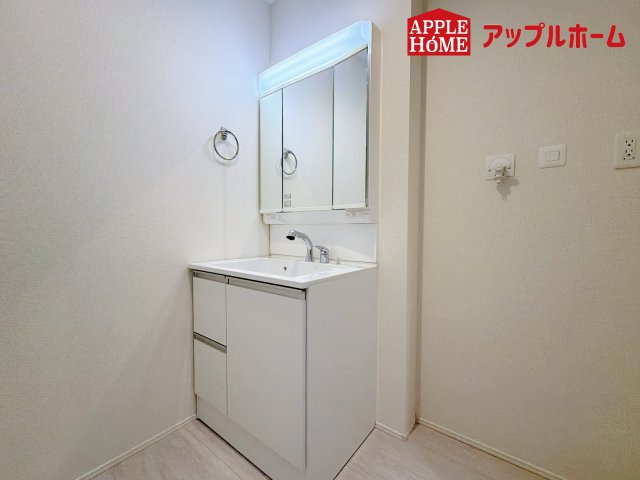 さいたま市日進町13期の独立洗面台|暮らしを快適にする三面鏡仕様の洗面化粧台。収納力と機能性に優れた使いやすい設備で、忙しい朝の身支度もスムーズに♪