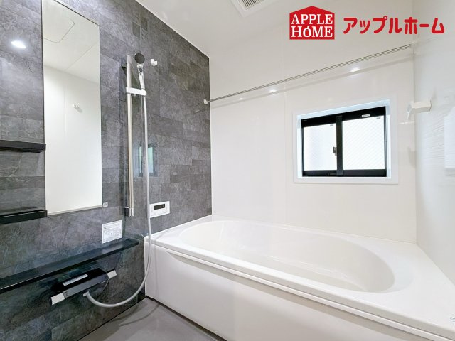 さいたま市日進町13期の浴室|窓付きのバスルームは、採光もあり明るく気持ちの良い空間です。窓があることで、換気環境も良好。掃除もスムーズに出来ます