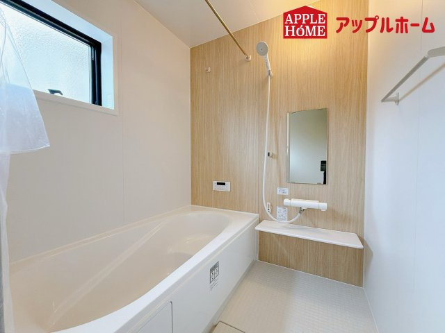 西区二ツ宮の浴室|窓付きのバスルームは、採光もあり明るく気持ちの良い空間です。窓があることで、換気環境も良好。掃除もスムーズに出来ます