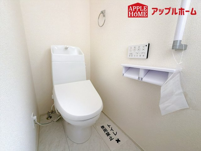 西区二ツ宮のトイレ|白を基調とした清潔感のある明るい空間。温水洗浄便座付きで、毎日快適・清潔に使用できます。操作しやすい壁面リモコンを採用しています。