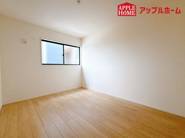 西区二ツ宮の洋室|広々とした居住空間は日々の暮らしを彩り、心のやすらぎと満足感を与えてくれます。