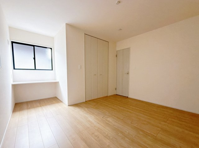 西区二ツ宮の洋室|広々とした居住空間は日々の暮らしを彩り、心のやすらぎと満足感を与えてくれます。