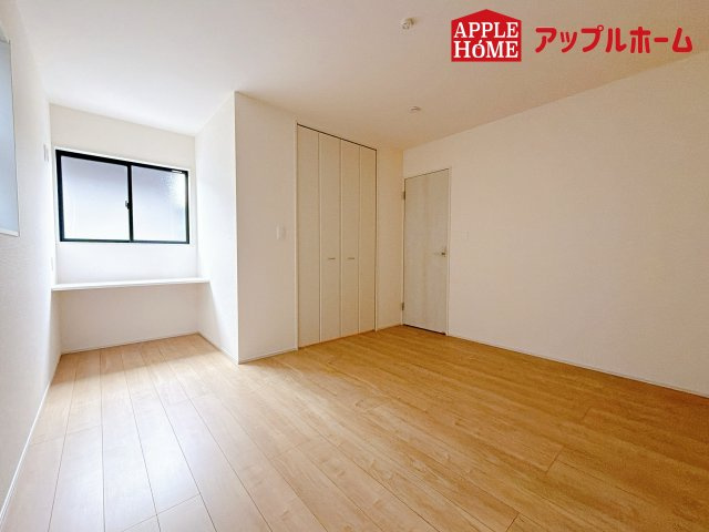 西区二ツ宮の洋室|充分な広さの収納を備え、風通しも良く、大変居心地の良い採光良好な洋室は、快適空間。プライベートの時間もゆったりお寛ぎ頂けそうですね！