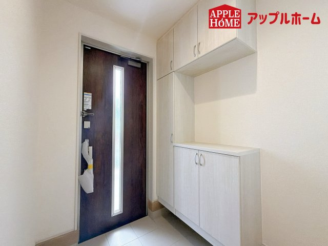 西区二ツ宮の玄関|明るくて清潔感溢れる玄関。便利な下駄箱収納付きです♪散らかりがちな玄関もすっきりと片付きます。