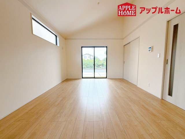 西区二ツ宮の居間・リビング|大きな窓のあるリビングは、陽光あふれる明るい空間です。居心地良く、ご家族皆がゆったり寛げる憩いの空間となりそうです。