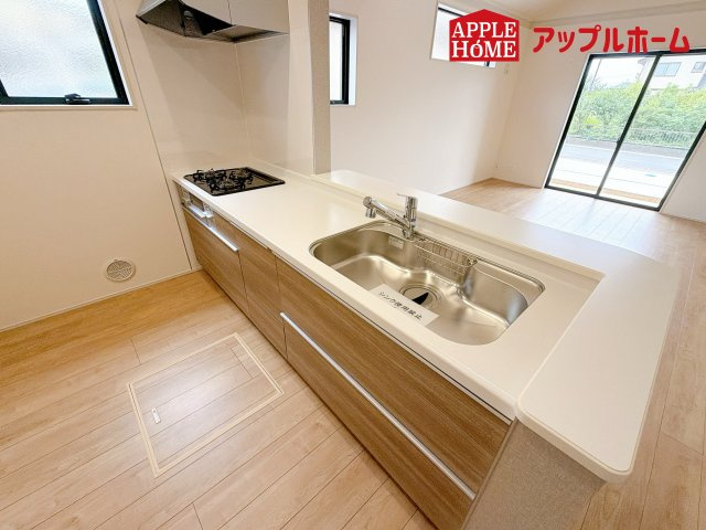 西区二ツ宮のキッチン|リビング・ダイニングで過ごすご家族を見守りながら作業が可能な対面式のキッチン。