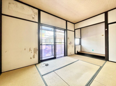 【和室】 | 八幡市八幡双栗　中古戸建 | 【西側和室6.0帖】バルコニーに面する窓には電動シャッターが完備されています。
床の間にも小窓が備え付けられており、明るく趣のある空間を演出。