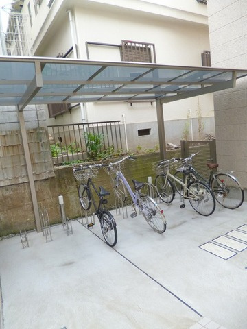 アルム上用賀のその他共用部分|屋根付き駐輪場