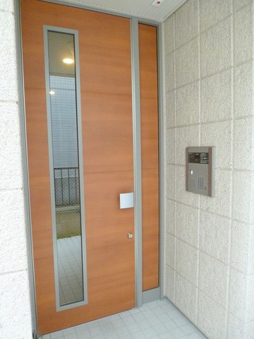 アルム上用賀のエントランス|防犯面も安心のオートロック