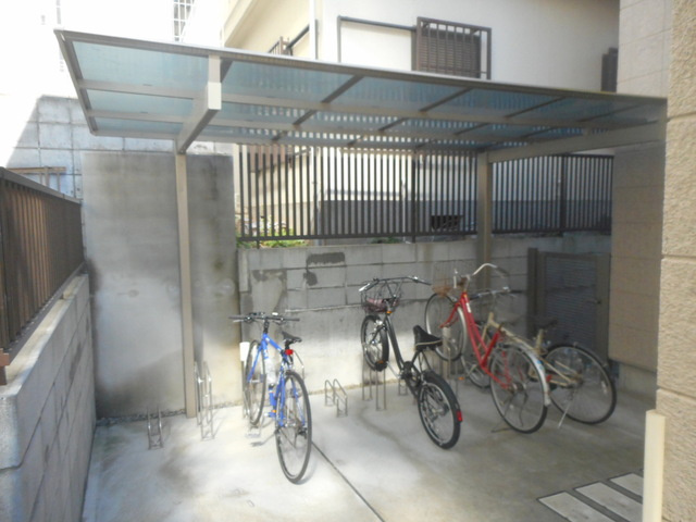 アルム上用賀のその他共用部分|屋根付き駐輪場