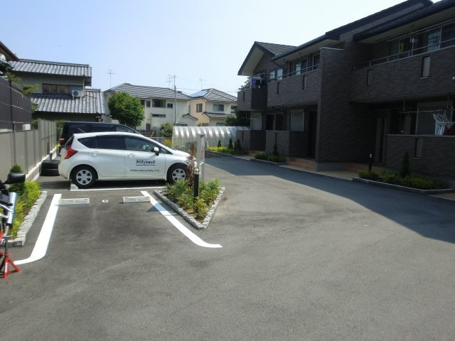 マーベラス撰花園の駐車場|駐車場があるので、車を買う予定の方も安心です