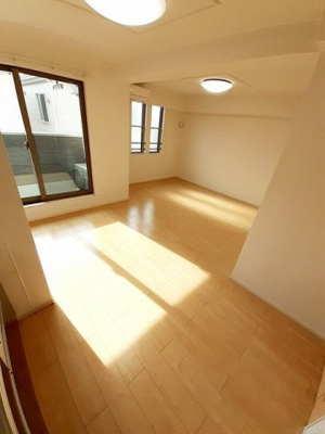 【居間・リビング】 | ラ・ルーノ１番館 | ゆったり過ごせる居間です