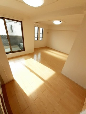 【居間・リビング】 | ラ・ルーノ１番館 | ゆったり過ごせる居間です