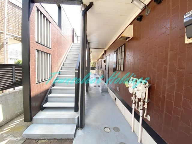 横浜市栄区長尾台町のアパートのエントランス