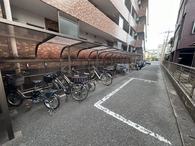 グランドゥール小倉（A-4）の駐輪場