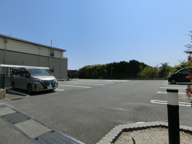 メゾン　プチアンの駐車場