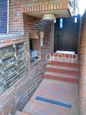 世田谷区経堂４丁目の賃貸マンションのエントランス|重厚感のあるエントランス