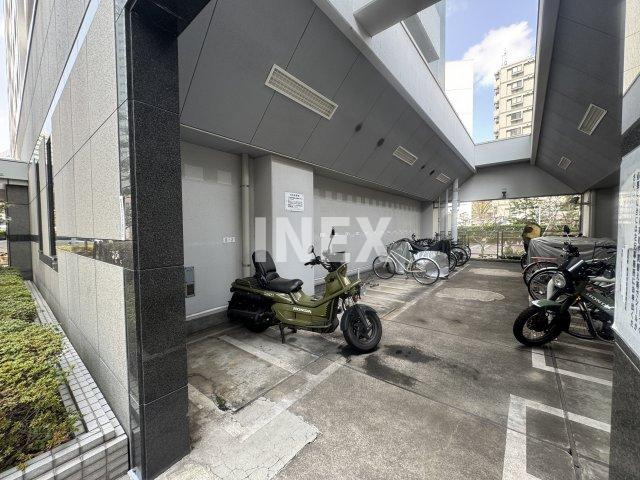 横浜市神奈川区栄町の賃貸マンションの駐車場