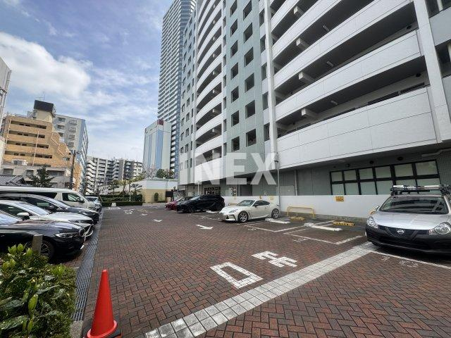 横浜市神奈川区栄町の賃貸マンションの駐車場