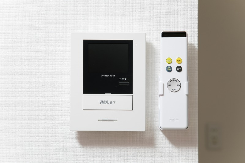 カペラの設備|来客を確認できて安心なTVモニター付きインターホン。電気のリモコンがあるのも嬉しいですね！