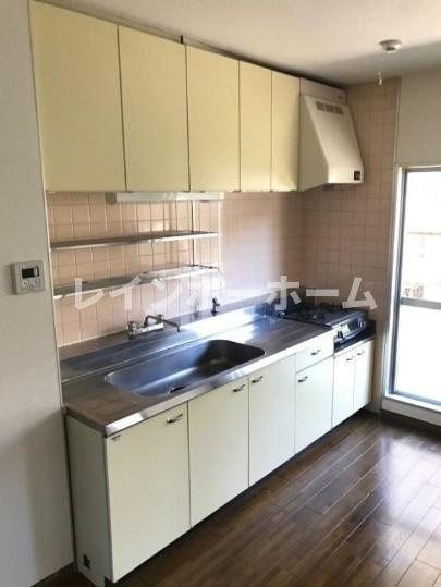 松戸市小金原９丁目の賃貸マンションのキッチン|コンパクトなキッチンで掃除もラクラク