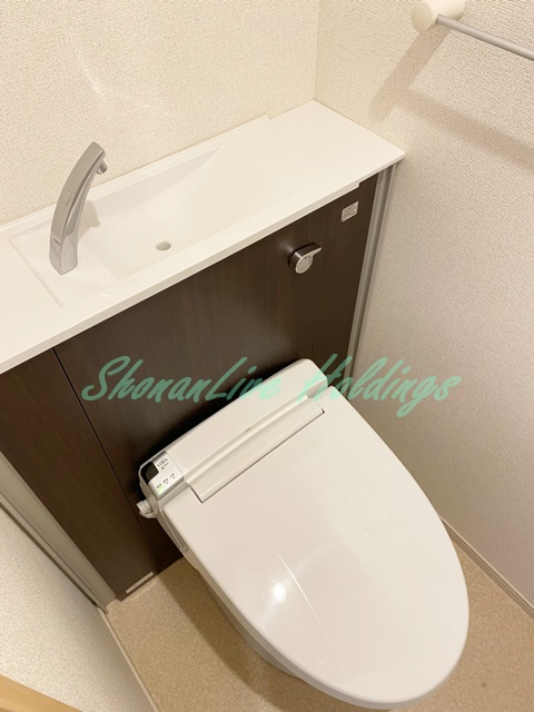平塚市錦町の賃貸マンションのトイレ