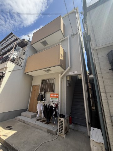 テスラ長田の外観