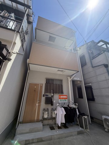 テスラ長田の外観