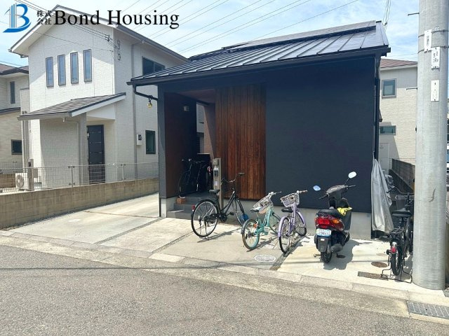 駐車2台　WIC・ウッドデッキ付き　玉津町今津　中古戸建の前面道路含む現地写真