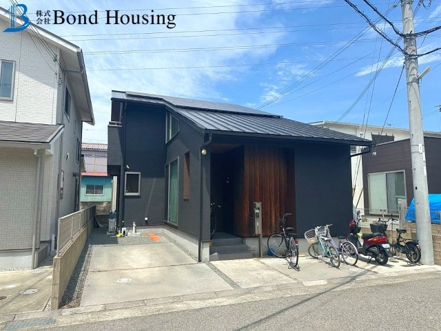 駐車2台　WIC・ウッドデッキ付き　玉津町今津　中古戸建の前面道路含む現地写真