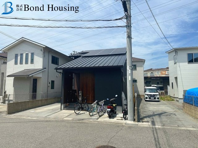駐車2台　WIC・ウッドデッキ付き　玉津町今津　中古戸建の前面道路含む現地写真