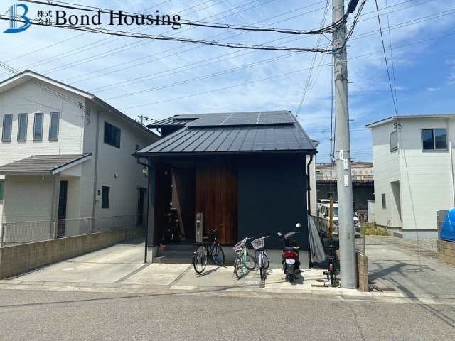 駐車2台　WIC・ウッドデッキ付き　玉津町今津　中古戸建の前面道路含む現地写真