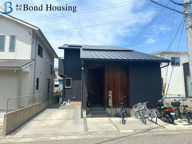 駐車2台　WIC・ウッドデッキ付き　玉津町今津　中古戸建の前面道路含む現地写真