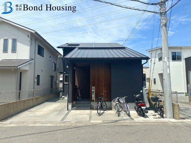 駐車2台　WIC・ウッドデッキ付き　玉津町今津　中古戸建の前面道路含む現地写真
