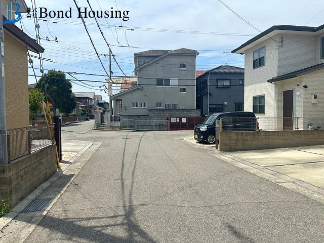 駐車2台　WIC・ウッドデッキ付き　玉津町今津　中古戸建の前面道路含む現地写真