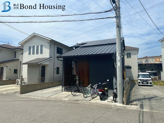 駐車2台　WIC・ウッドデッキ付き　玉津町今津　中古戸建の前面道路含む現地写真