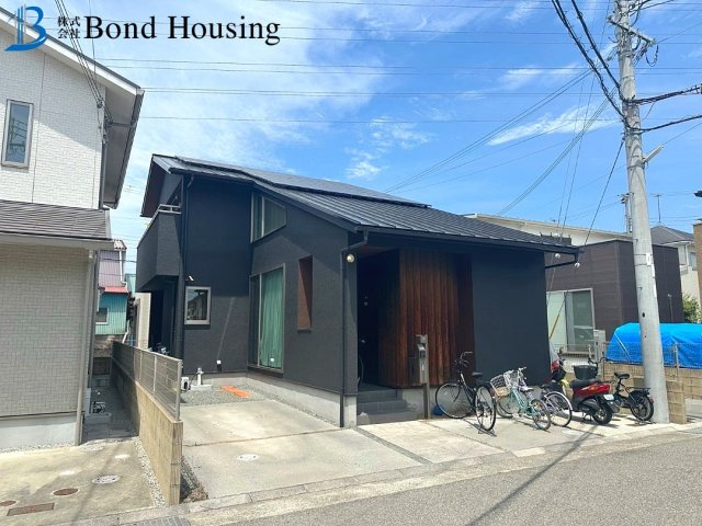 駐車2台　WIC・ウッドデッキ付き　玉津町今津　中古戸建の前面道路含む現地写真