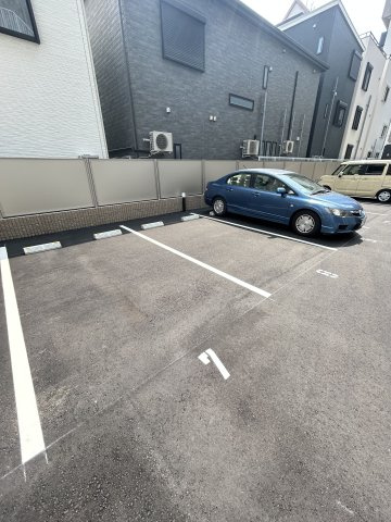 ファステート難波ミライズの駐車場
