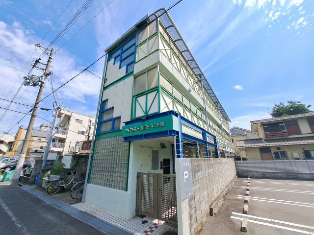 ピーターハウス甲子園の外観