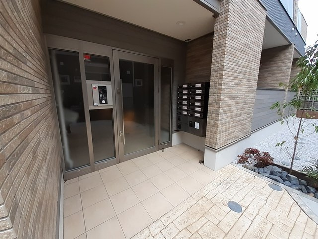 川崎市多摩区菅馬場１丁目のアパートのエントランス