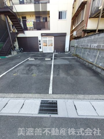 ６７２８８　岐阜市畷町事業用の駐車場