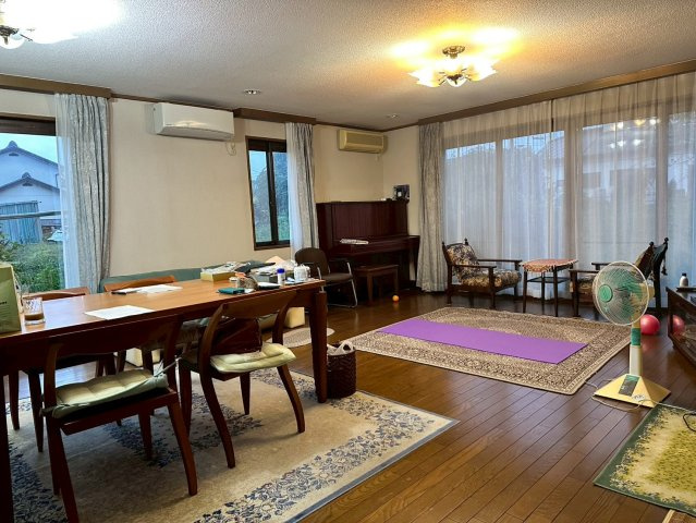 栃木市藤岡町藤岡　中古戸建の居間・リビング|使いやすいリビングです