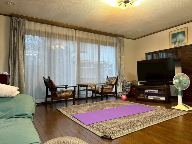 栃木市藤岡町藤岡　中古戸建の居間・リビング|ゆったり過ごせる居間です