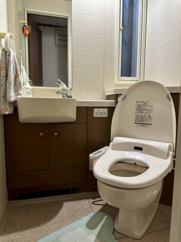 栃木市藤岡町藤岡　中古戸建のトイレ|手洗い場付きのトイレです