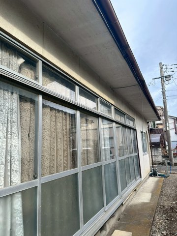 南向き広縁付きの平屋。自分好みの改修が可能 栃木県栃木市城内町二丁目 の外観|南向きの窓が並ぶ外観。外壁塗装で印象を一新できます