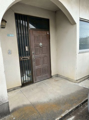南向き広縁付きの平屋。自分好みの改修が可能 栃木県栃木市城内町二丁目 の玄関|趣のあるアーチ状のポーチが特徴的な玄関アプローチです