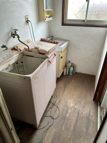 南向き広縁付きの平屋。自分好みの改修が可能 栃木県栃木市城内町二丁目 の洗面所|窓があり換気しやすい配置の洗面・洗濯機スペースです