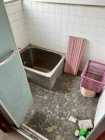 南向き広縁付きの平屋。自分好みの改修が可能 栃木県栃木市城内町二丁目 の浴室|ステンレス製の浴槽に、清掃しやすいタイル壁の浴室ですがユニットバスへの変更など、浴室全体の刷新をご検