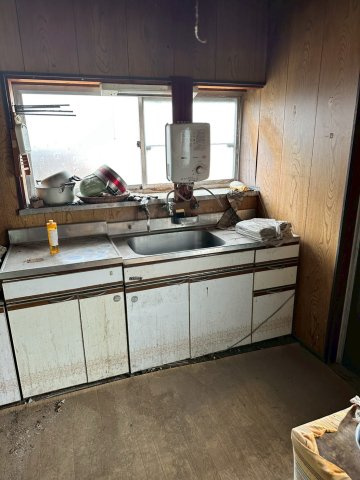 南向き広縁付きの平屋。自分好みの改修が可能 栃木県栃木市城内町二丁目 のキッチン|窓に面した壁付けキッチンですがシステムキッチンへの交換で、より機能的な調理空間へ変更をご検討下さい