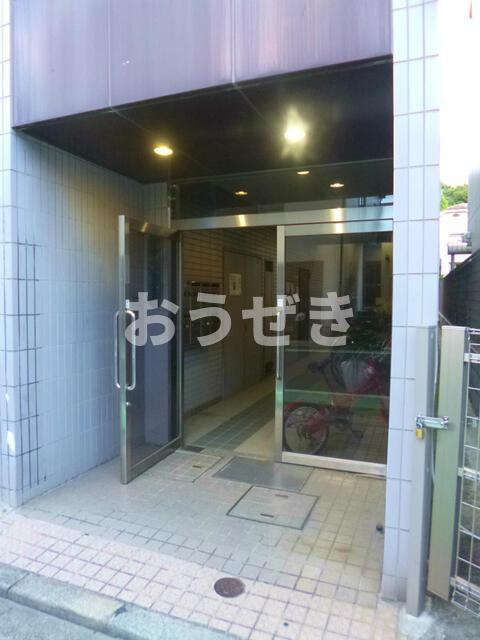 ユウキビル横浜のエントランス